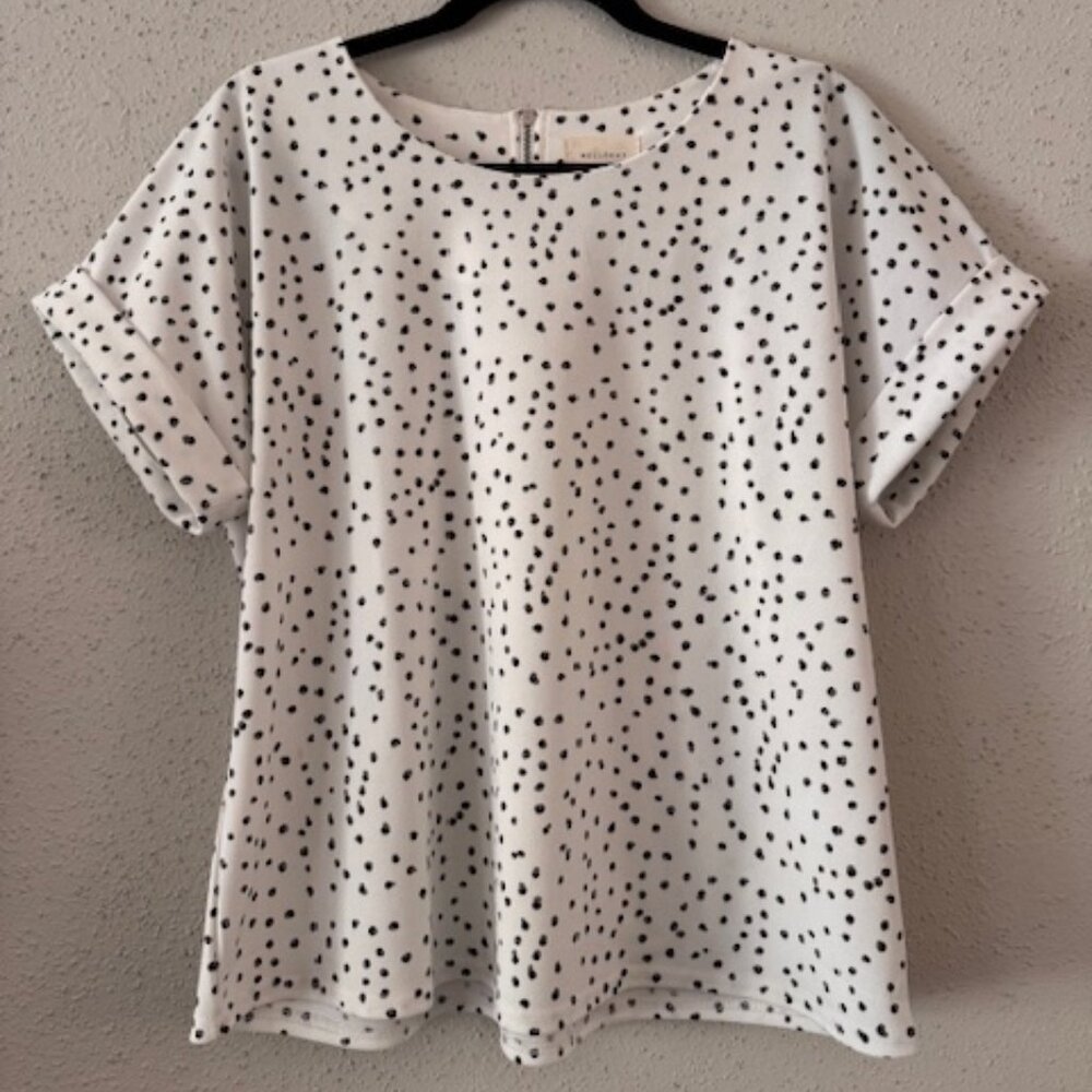 HELLODAY – Blusa blanca con lunares (White straight-cut blouse with black polka)